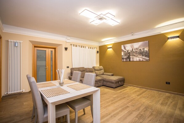 40-inch Smart TV with cable channels, TV