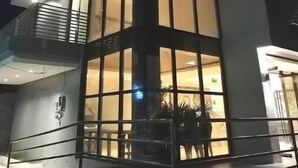 Een meerhoog gebouw met grote ramen en balkons.
