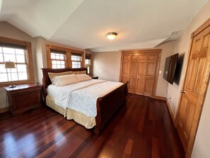 2 bedrooms, desk, iron/ironing board, WiFi