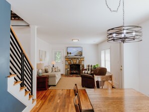 TV connectée, cheminée, livres