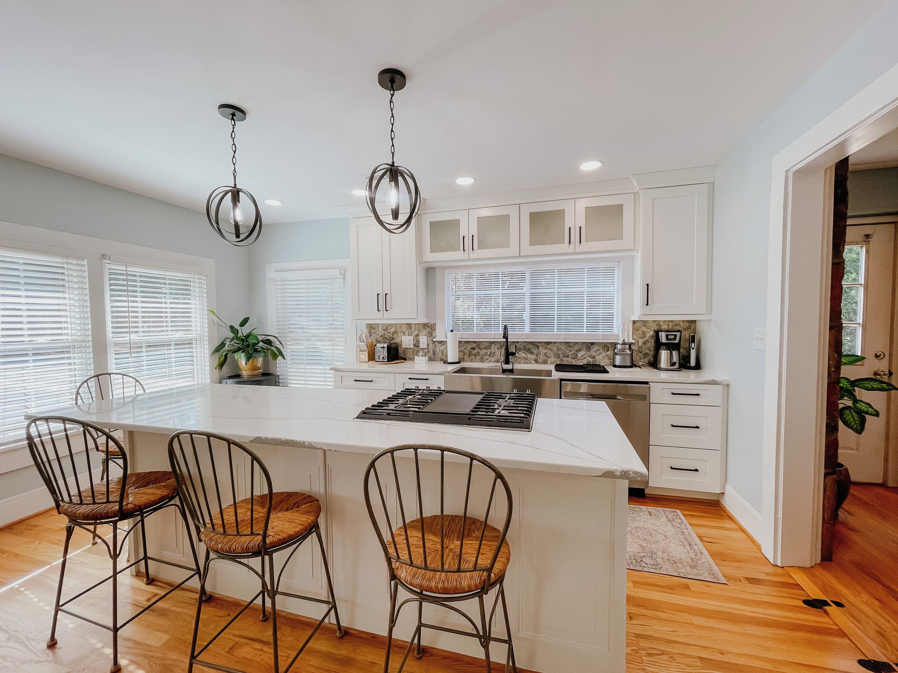 冷蔵庫、電子レンジ、オーブン、コンロ