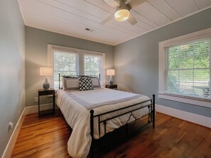 3 Schlafzimmer, Schreibtisch, Bügeleisen/Bügelbrett, Reisekinderbett