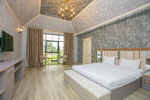 Deluxe Room | Premium bedding, down comforters, Tempur-Pedic beds, in-room safe