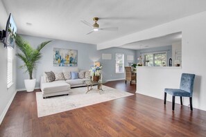 Smart TV, offices - House with Backyard near the Charleston Naval Base (North Charleston)