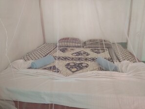 Quarto casal standard | Escrivaninha, Wi-Fi de cortesia, roupa de cama