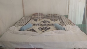 Standard Double Room | Desk, free WiFi, bed sheets - Summer Garden Arugambay  (Arugam Bay)