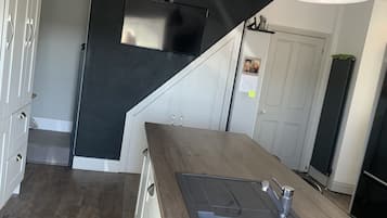 House, Multiple Beds | Private kitchen | Fridge, microwave, oven, stovetop