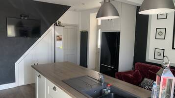 House, Multiple Beds | Private kitchen | Fridge, microwave, oven, stovetop