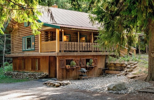 Private Forest Lodge Near Silverwood Theme Park - Sleeps 10