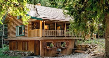 Private Forest Lodge Near Silverwood Theme Park - Sleeps 10