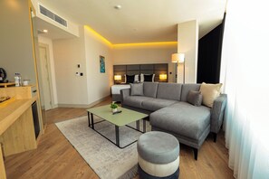 Business Suite | Egyptian cotton sheets, premium bedding, Tempur-Pedic beds, minibar