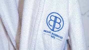 Business Suite | Bathroom | Deep-soaking bathtub, hydromassage showerhead, designer toiletries
