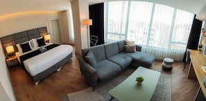 Business Suite | Egyptian cotton sheets, premium bedding, Tempur-Pedic beds, minibar