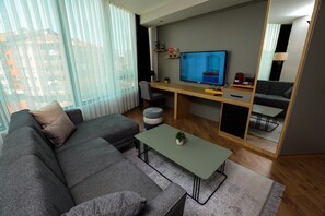 Suite Affaires | Aire de séjour | Téléviseur à DEL de 155 cm avec télévision par satellite, téléviseur