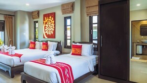 Hotelkamer met twee bedden, elk voorzien van witte lakens en rode accenten, een groot decoratief kunstwerk aan de wand en een schuifdeur naar een badkamer.