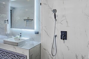 Dusche, Haartrockner, Bidet, HandtĂŒcher