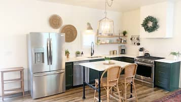 Refrigerador, horno, parrilla de estufa y lavavajillas