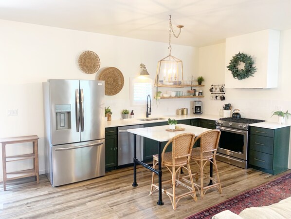 Kühlschrank, Ofen, Herdplatte, Geschirrspüler