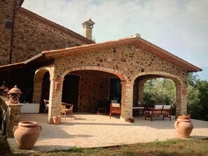 Outdoor dining - Apartment with private garden near the forest and 4km from the sea (Scarlino)