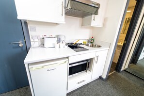 Studio | Private kitchen | Fridge, microwave, stovetop, electric kettle - Beautiful 1-bed Studio in Birmingham (Birmingham)