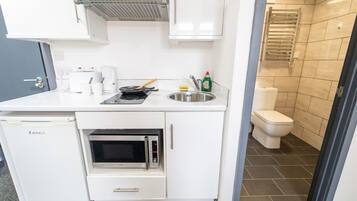 Studio | Private kitchen | Fridge, microwave, stovetop, electric kettle