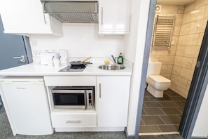 Refrigerador, microondas, placa de cocina, tetera/pava eléctrica