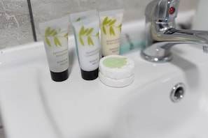 Studio | Bathroom amenities