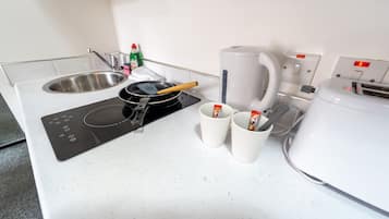 Studio | Dapur pribadi | Lemari es, microwave, kompor, dan ketel listrik