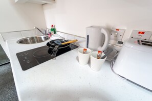 Studio | Eget kök | Kylskåp, mikrovågsugn, spishäll och vattenkokare