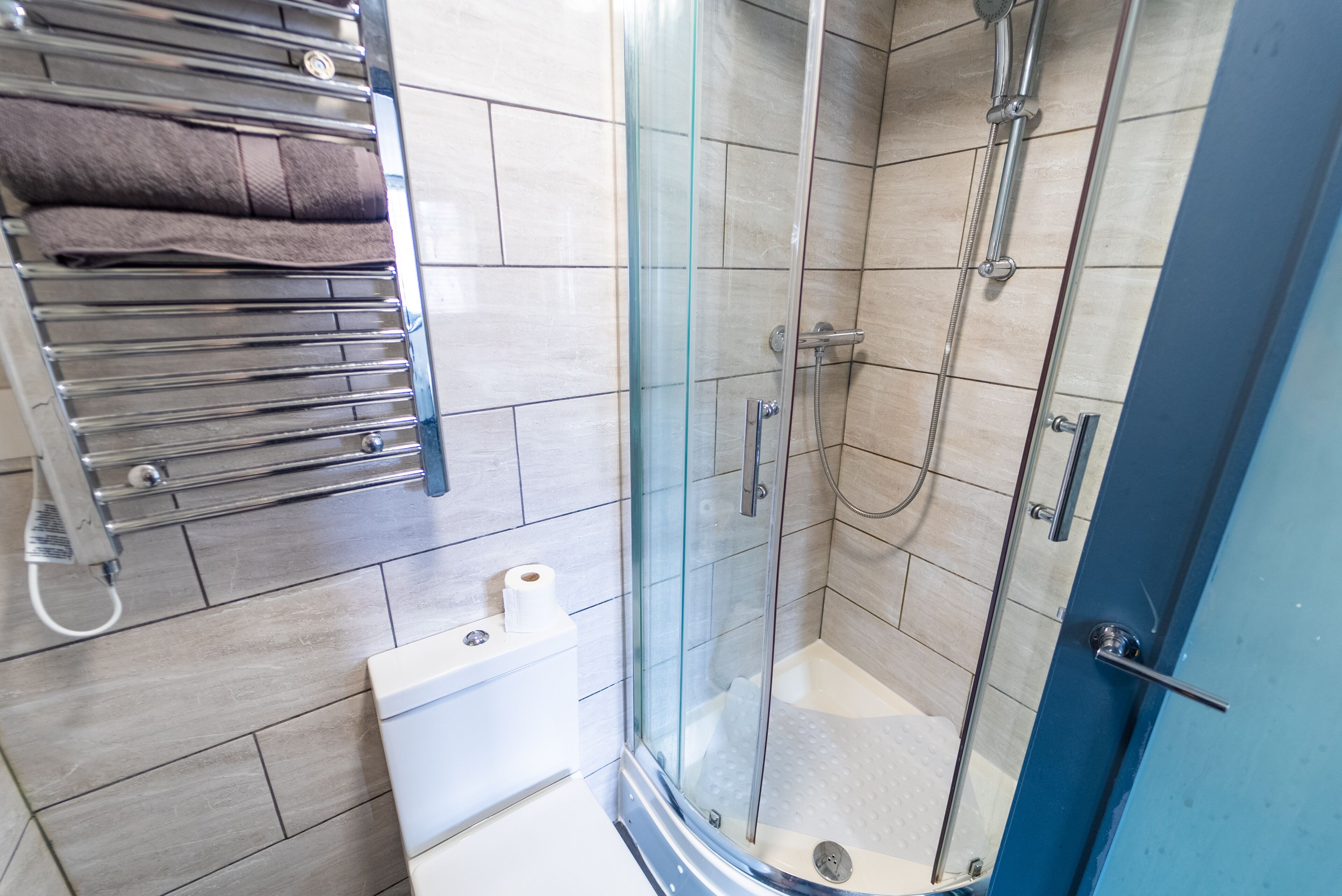 Studio | Bathroom | Shower, hair dryer, towels