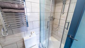 Studio | Bathroom | Shower, hair dryer, towels