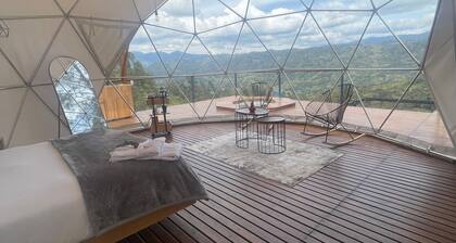 Lujoso Glamping Domo con Jacuzzi y Vista a las Montañanas