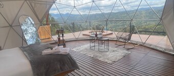 Lujoso Glamping Domo con Jacuzzi y Vista a las Montañanas