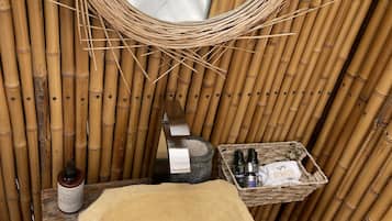 Secador de pelo, toallas, jabón y papel higiénico