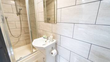 Studio | Bathroom | Shower, hair dryer, towels