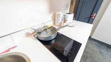 Studio | Private kitchen | Fridge, microwave, stovetop, electric kettle