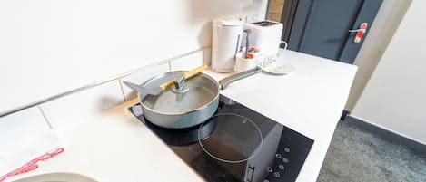 Estudio | Cocina privada | Refrigerador, microondas, parrilla de estufa y tetera eléctrica