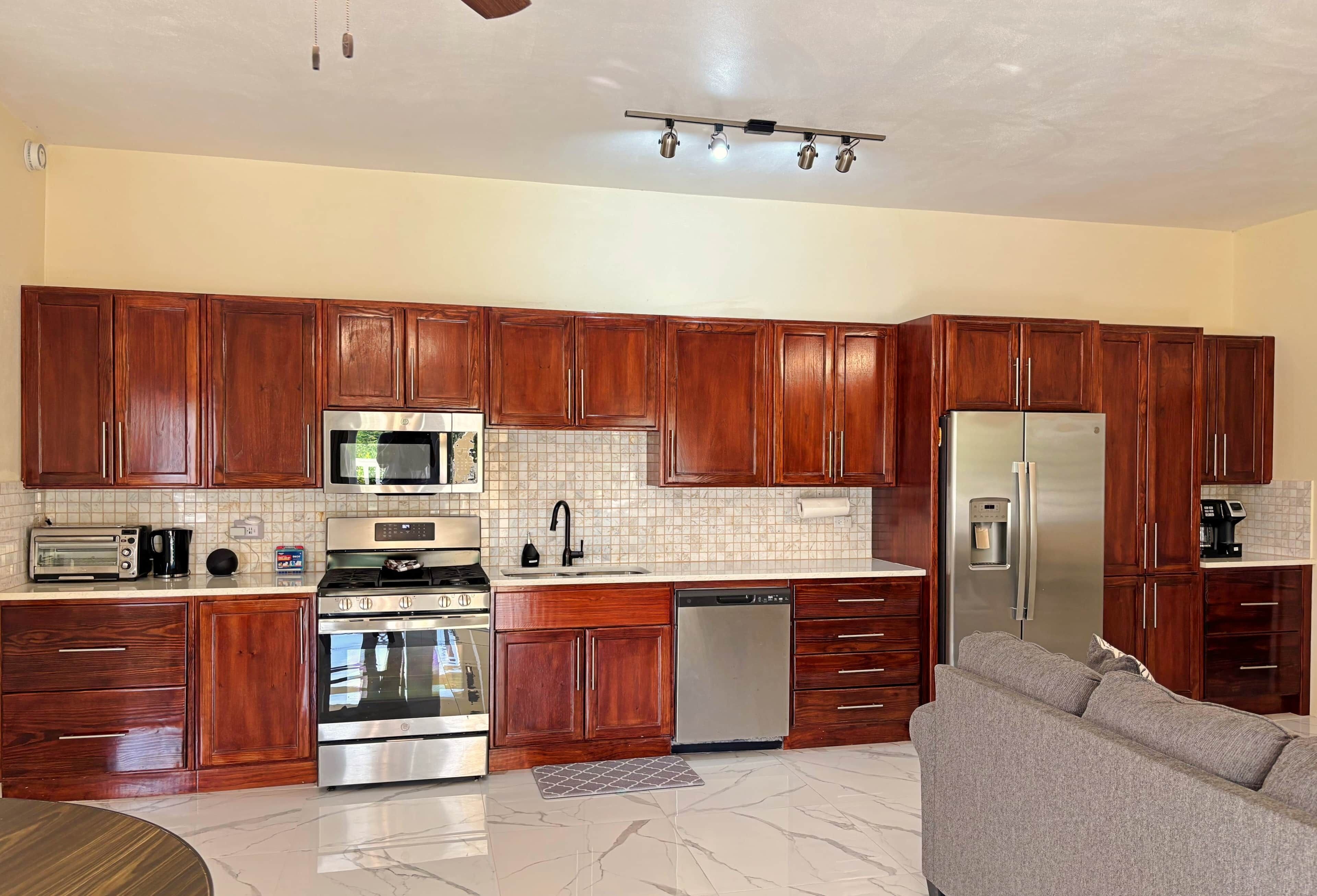 Frigorífic, microones, forn i placa de cuina 