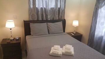 2 عدّة غرف نوم ومكواة/لوح كي وواي فاي وملاءات أسرّة