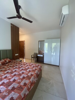 6 dormitoris, planxa i posts de planxar i roba de llit 