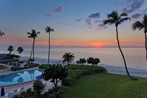 Villa Bellevue - Beautiful lakefront rental with pool with 3 bedroom & 2 bath