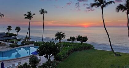 Villa Bellevue - Beautiful lakefront rental with pool with 3 bedroom & 2 bath