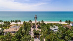 Sun-loungers, beach towels - Villa Bellevue - Beautiful lakefront rental with pool with 3 bedroom & 2 bath (Naples)