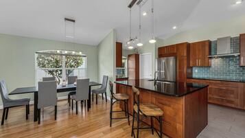 Fridge, microwave, stovetop, dishwasher