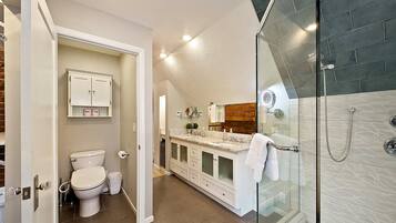 Rumah, Beberapa Tempat Tidur, hot tub, pemandangan kebun (21st - #1501) | Kamar mandi | Perlengkapan mandi desainer, handuk, dan tisu toilet
