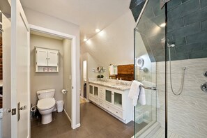 House, Multiple Beds, Hot Tub, Garden View (21st - #1501) | Bathroom | Designer toiletries, towels, toilet paper