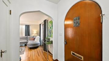 House, Multiple Beds, Hot Tub, Garden View (21st - #1501) | Interior