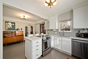 House, Multiple Beds, Hot Tub, Garden View (21st - #1501) | Private kitchen | Fridge, microwave, oven, stovetop