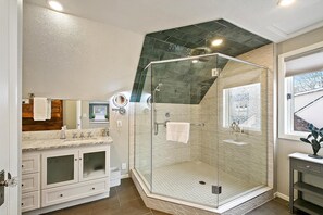 Ferienhaus, Mehrere Betten, Whirlpool, Gartenblick (21st - #1501) | Badezimmer | Designer-Toilettenartikel, Handtücher, Toilettenpapier