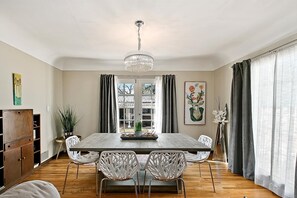 Nhà, nhiều giường, bồn tắm nước nóng, quang cảnh vườn (21st - #1501) | Khu ăn uống